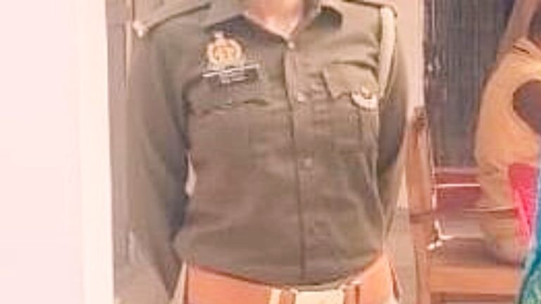 फ्लैट में लगे बल्ब के होल्डर में कैमरा छिपा महिला सिपाही के प्राइवेट मोमेंट को किया रिकॉर्ड फ्लैट में लगे बल्ब के होल्डर में कैमरा छिपा महिला सिपाही के प्राइवेट मोमेंट को किया रिकॉर्ड