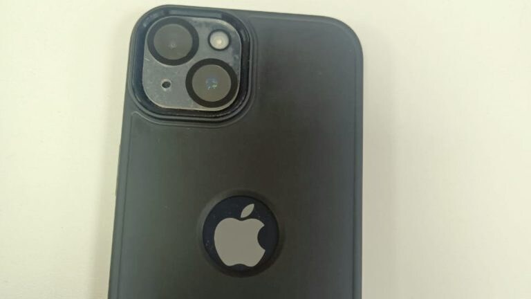 बरेली: पत्नी को गिफ्ट देने के लिए iPhone की कर डाली चोरी, कूरियर मालिक ने यूं पकड़ लिया बरेली: पत्नी को गिफ्ट देने के लिए iPhone की कर डाली चोरी, कूरियर मालिक ने यूं पकड़ लिया