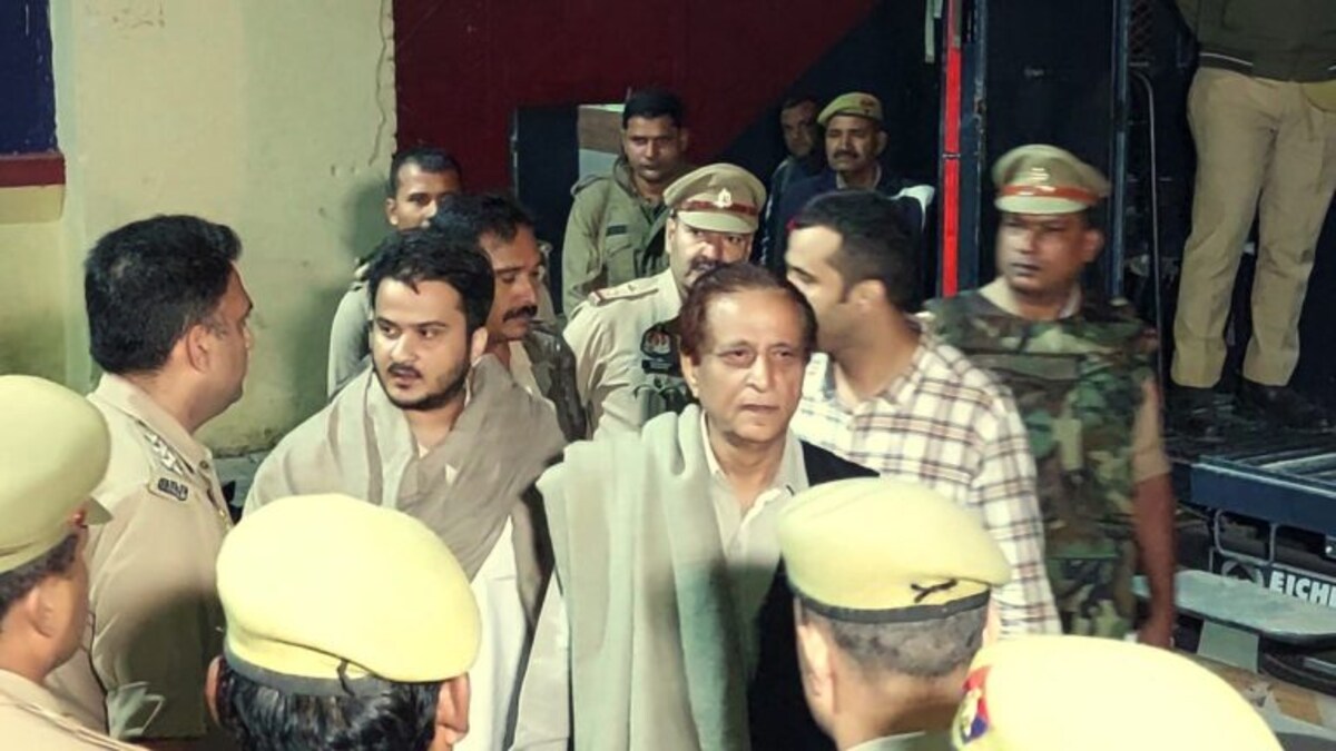 आजम खान, उनकी पत्नी और बेटे ने 7 साल की सजा के खिलाफ सेशन कोर्ट में दायर की अपील ‘हाथ पैर तोड़कर ले चलो’ आजम खान ने जताया एनकाउंटर का डर, पुलिस सुबह अपने साथ लेकर कहां गई?