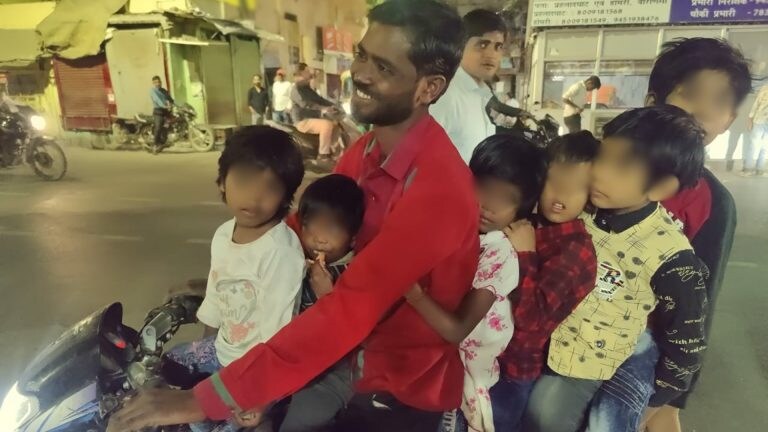 वाराणसी: 6 बच्चों को बाइक पर बैठाकर ले जा रहा था पिता, तभी सामने आ गई पुलिस, फिर ये हुआ वाराणसी: 6 बच्चों को बाइक पर बैठाकर ले जा रहा था पिता, तभी सामने आ गई पुलिस, फिर ये हुआ