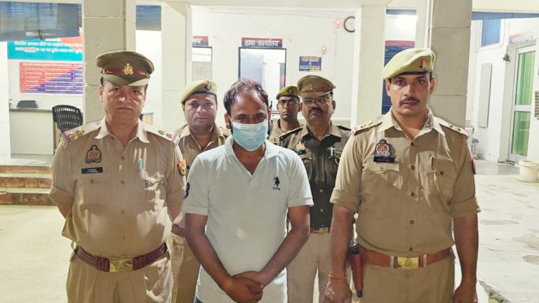 गली की फीमेल डॉग को घर ले आया और फिर की हैवानियत, पुलिस आई तो कुत्ते को छत से नीचे फेंका