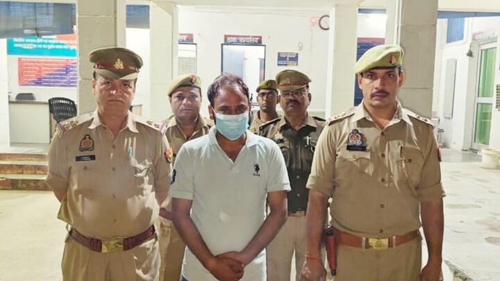 गली की फीमेल डॉग को घर ले आया और फिर की हैवानियत, पुलिस आई तो कुत्ते को छत से नीचे फेंका गली की फीमेल डॉग को घर ले आया और फिर की हैवानियत, पुलिस आई तो कुत्ते को छत से नीचे फेंका
