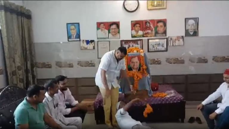 मुलायम सिंह यादव को श्रद्धांजलि देने के दौरान फूट-फूटकर रोते हुए नीचे गिर पड़ा सपा कार्यकर्ता UP Tak