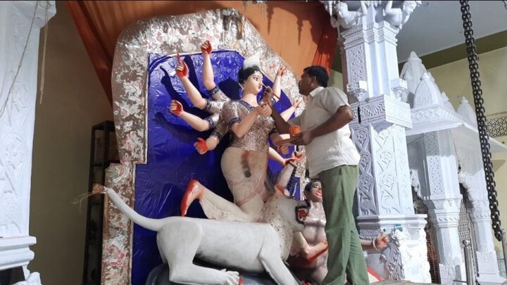 दुर्गा मां की मूर्तियों को बनाते हैं झांसी के अब्दुल खलील, पिता से विरासत में मिला है हुनर UP Tak