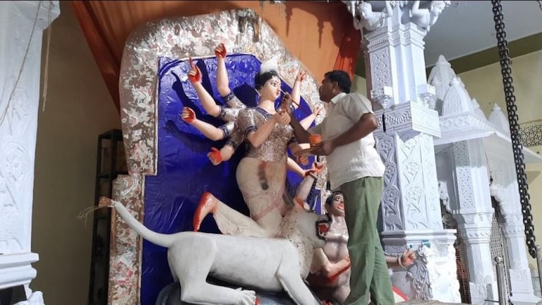 दुर्गा मां की मूर्तियों को बनाते हैं झांसी के अब्दुल खलील, पिता से विरासत में मिला है हुनर UPTak