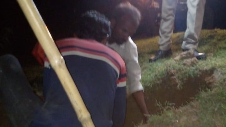 बांदा: किशोरी की मौत पर परिजनों ने दफनाई लाश, पुलिस ने कब्र से क्यों निकाला शव? UP Tak