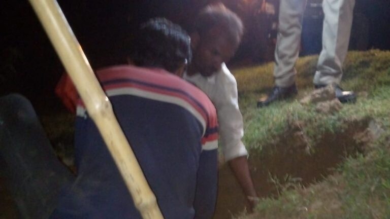 बांदा: किशोरी की मौत पर परिजनों ने दफनाई लाश, पुलिस ने कब्र से क्यों निकाला शव? UP Tak