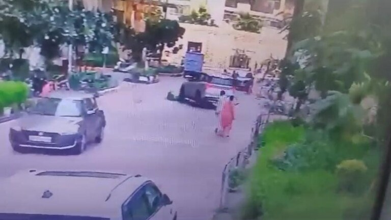 नोएडा: सोसायटी में 76 वर्षीय बुजुर्ग महिला को कार ने रौंदा, हुई मौत, घटना CCTV में हुई कैद UP Tak