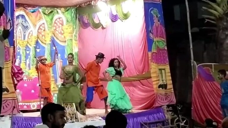 आजमगढ़: धार्मिक मंच पर बार-बालाओं के डांस का अश्लील वीडियो वायरल, पुलिस ने लिया ये एक्शन UP Tak