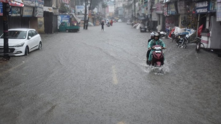 यूपी में अचानक मौसम ने ली करवट, इन जिलों में झमाझम बारिश, तापमान में इतने डिग्री की गिरावट UP Tak