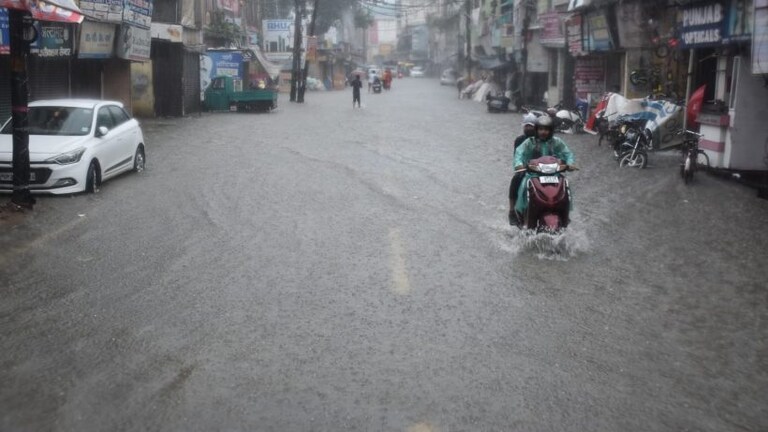 यूपी में अचानक मौसम ने ली करवट, इन जिलों में झमाझम बारिश, तापमान में इतने डिग्री की गिरावट UP Tak