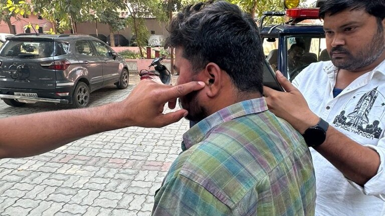 PET परीक्षा में कान में डिवाइस घुसाकर हो रही थी नकल! सॉल्वर गैंग का ये कारनामा देख चौंक गए सभी UP Tak