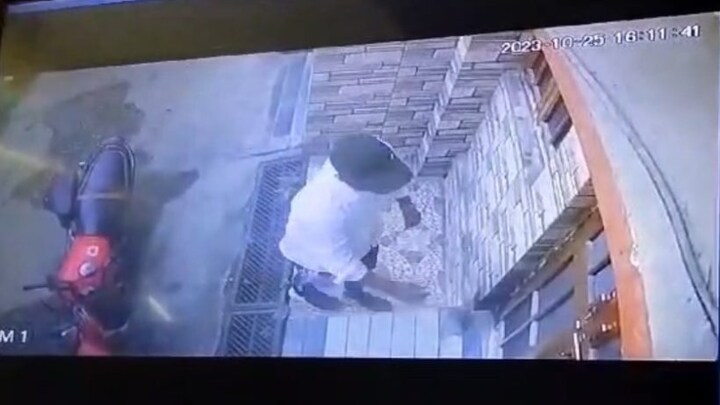 लखनऊ : दरवाजा तोड़कर पहले घर में घुसा युवक फिर युवती से किया दुष्कर्म, अश्लील वीडियो वायरल करने की दी धमकी UP Tak