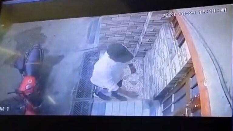 लखनऊ : दरवाजा तोड़कर पहले घर में घुसा युवक फिर युवती से किया दुष्कर्म, अश्लील वीडियो वायरल करने की दी धमकी UP Tak