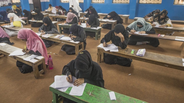 मुजफ्फरनगर में मदरसों को मिला नोटिस, नहीं करेंगे ये काम तो रोज भरना होगा 10 हजार का जुर्माना! मुजफ्फरनगर में मदरसों को मिला नोटिस, नहीं करेंगे ये काम तो रोज भरना होगा 10 हजार का जुर्माना!