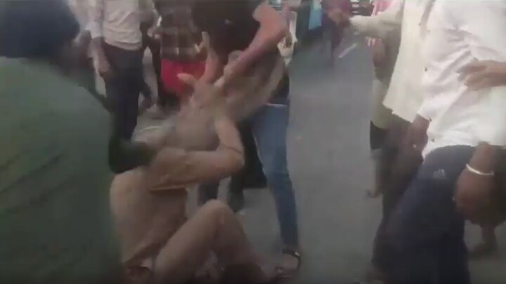 महोबा में बच्चे की मौत पर गुस्साई भीड़ ने दरोगा को दौड़ा-दौड़ाकर पीटा, हैरान करने वाला वीडियो आया सामने UP Tak