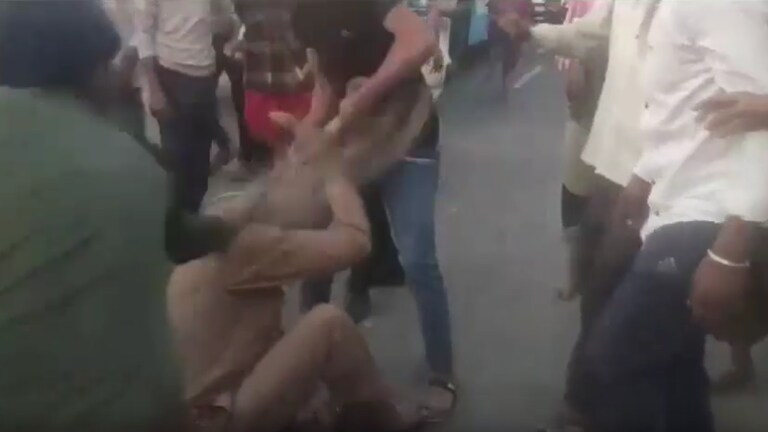 महोबा में बच्चे की मौत पर गुस्साई भीड़ ने दरोगा को दौड़ा-दौड़ाकर पीटा, हैरान करने वाला वीडियो आया सामने UP Tak