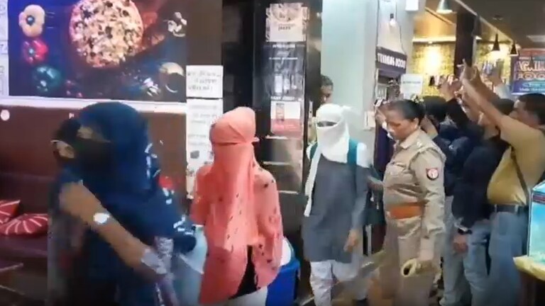 फर्रुखाबाद : रेस्टोरेंट में पुलिस ने मारी रेड और मच गया हड़कंप, कमरों में आपत्तिजनक हालत में मिले युवक-युवतियां UP Tak