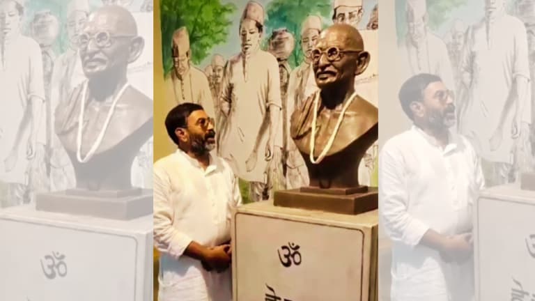 गांधी प्रतिमा के सामने उदास हुए कांग्रेस नेता! बोले- ‘ए बापू आपको दोबारा आना होगा’ UP Tak