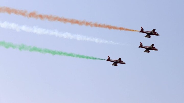 वायुसेना के सबसे बड़े एयर शो का गवाह बना यूपी, करतब देखने के लिए प्रयागराज में उमड़ी भीड़ UP Tak