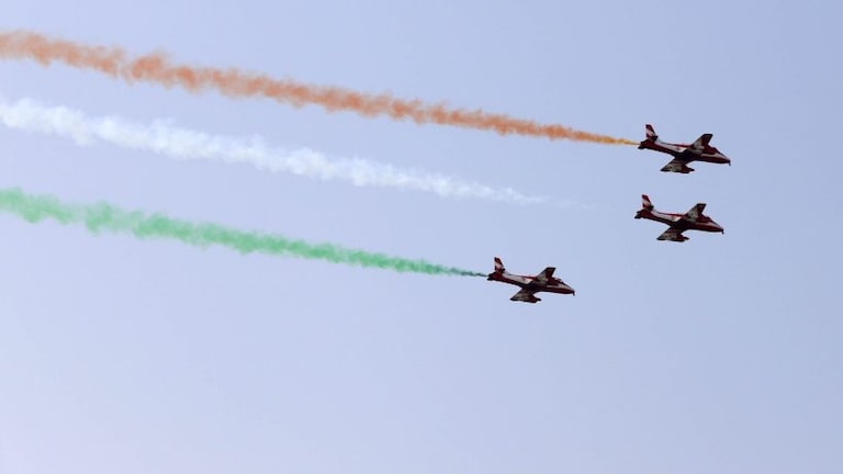 वायुसेना के सबसे बड़े एयर शो का गवाह बना यूपी, करतब देखने के लिए प्रयागराज में उमड़ी भीड़ UP Tak