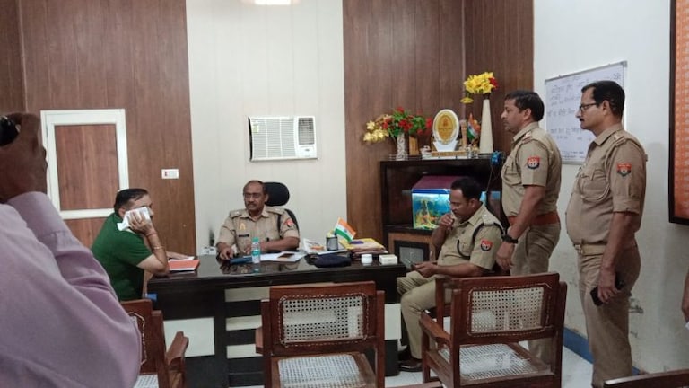 संभल : थाने में घुसकर युवक ने SHO पर किया जानलेवा हमला, आरोपी के बारे पता चली ये बात UP Tak