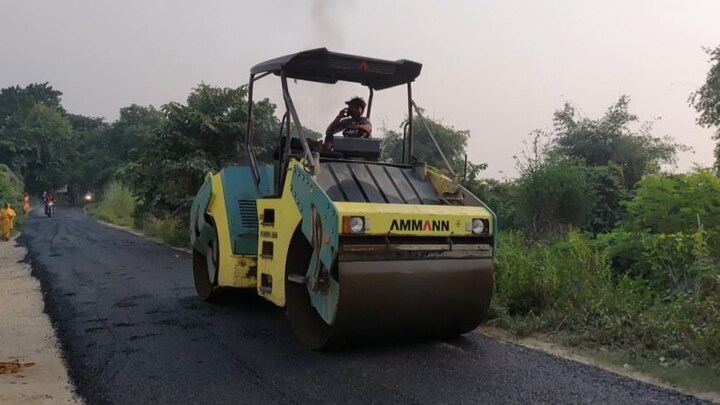 देवरिया हत्याकांड: अखिलेश यादव के फतेहपुर गांव में पहुंचने से पहले नई सड़क बनाने में जुटा PWD विभाग! UP Tak