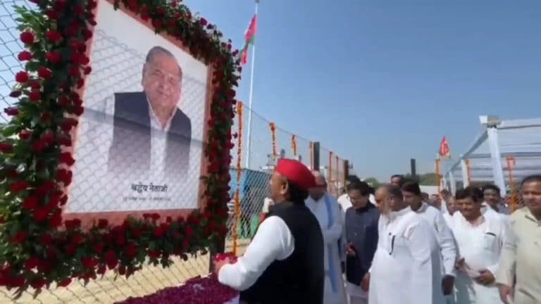 मुलायम सिंह की पहली पुण्यतिथि: सैफई पहुंच अखिलेश यादव ने अपने पिता को याद कर दी श्रद्धांजलि UPTak