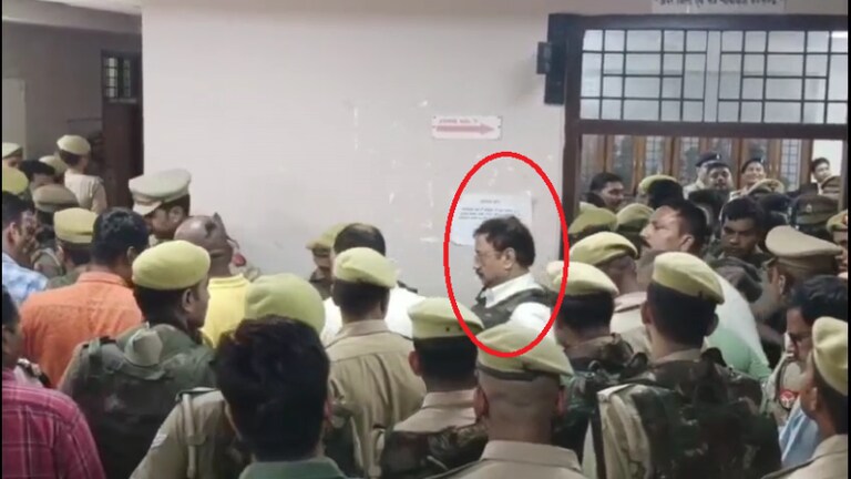 प्रयागराज: इस मामले में माफिया बबलू श्रीवास्तव को बुलेट प्रूफ जैकेट में कोर्ट में पेश किया गया UP Tak