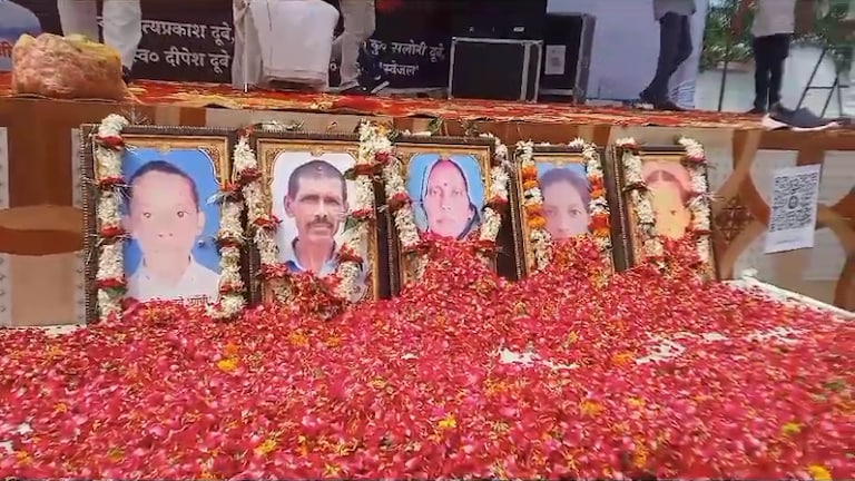 देवरिया: सत्य प्रकाश दुबे के परिवार की श्रद्धांजलि सभा में उमड़े हजारों लोग, BJP नेता भी हुए शामिल UP Tak