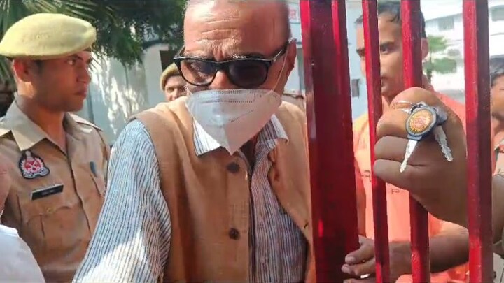 निठारी कांड: जेल से रिहा हुआ मोनिंदर पंढेर, कुर्ता-पायजामे में देखिए अब कैसा दिखता है UP Tak