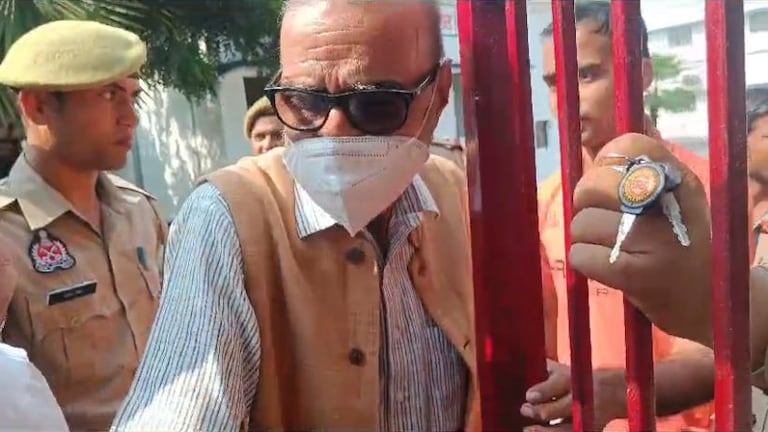 निठारी कांड: जेल से रिहा हुआ मोनिंदर पंढेर, कुर्ता-पायजामे में देखिए अब कैसा दिखता है UPTak