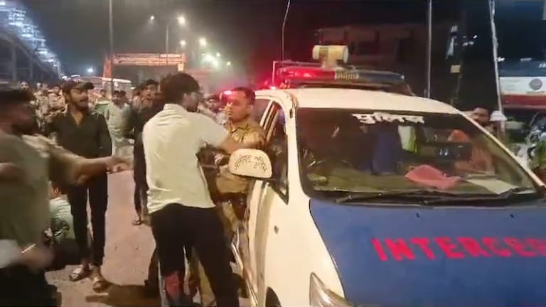 अलीगढ़ में पुलिस इंस्पेक्टर को पीटने वाले कौन थे? मारपीट का वीडियो वायरल हुआ तो ये बातें सामने आईं UP Tak