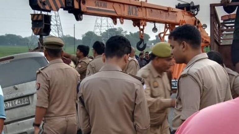 वाराणसी: भीषण सड़क हादसे में एक ही परिवार के 8 लोगों की मौत, मासूम गंभीर रूप से घायल UP Tak