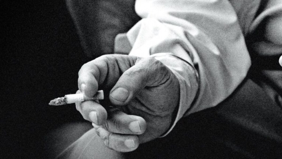 नोएडा: सुलगती सिगरेट दूसरे फ्लैट में फेंक कर नप गया युवक, अब लग गया इतने का जुर्माना फोटो: राजकुमार