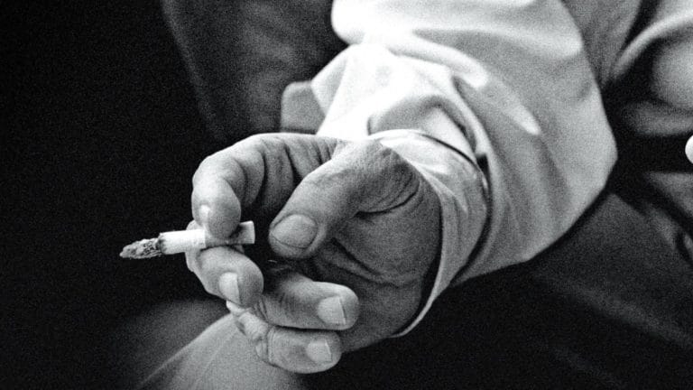 नोएडा: सुलगती सिगरेट दूसरे फ्लैट में फेंक कर नप गया युवक, अब लग गया इतने का जुर्माना फोटो: राजकुमार