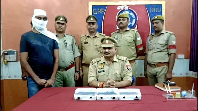 चंदौली रेलवे स्टेशन पर GRP ने पकड़ा ‘मासूम’ सा दिखने वाला युवक, पर इसके कारनामे कर देंगे हैरान UpTak