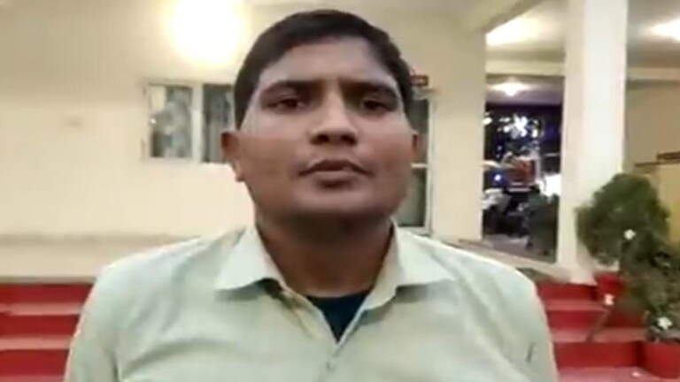 दिवाली पर अलीगढ़ का असलम अचानक बना 4 करोड़ का मालिक, खुशी की जगह हुई चिंता तो पहुंचा सीधे थाने UP Tak