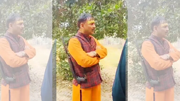 अलीगढ़ में स्कूल के अंदर बंदूक लेकर घूम रहे थे प्रिंसिपल, ग्राम प्रधान बोले- दबंगई दिखाते हैं UP Tak