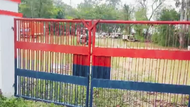 जो भी मेन गेट खोलने की कोशिश करता है, मर जाता है? अंबेडकरनगर की ये पुलिस ‘भूत’ से डरती है! UP Tak