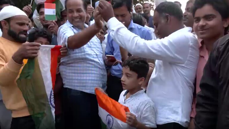 मोहम्मद शमी के गांव में उत्सव माहौल, लोग ऐसे देख रहे हैं फाइनल मैच UP Tak