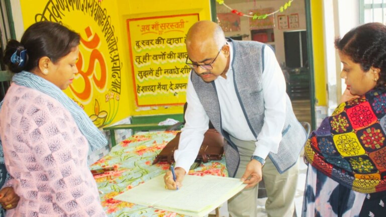 बागपत में स्कूल पहुंचे DM तो बंद मिला गेट, बच्चे थे मौजूद पर 8 टीचर गैरहाजिर, जानें फिर क्या हुआ UP Tak