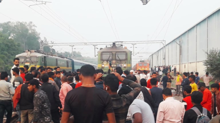 दो ड्राइवर यात्रियों को बीच में छोड़कर निकले, 4 घंटे तक प्लेटफॉर्म पर खड़ी रहीं ट्रेन, जानें वजह UP Tak