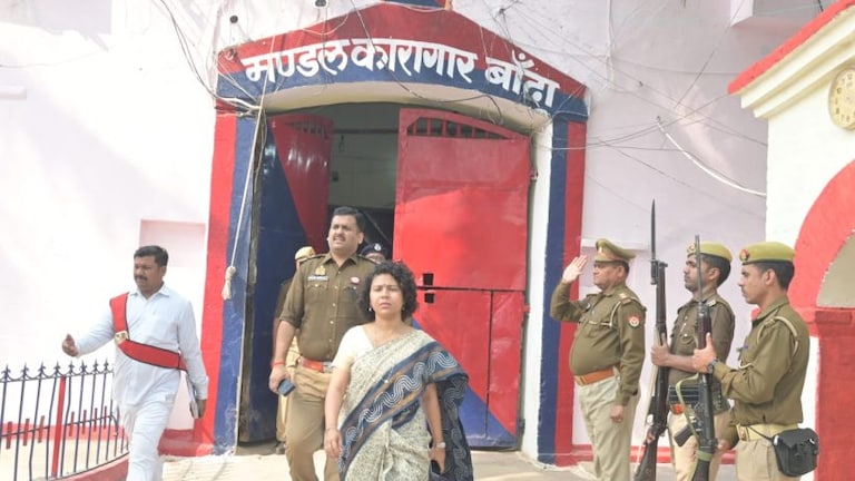अचानक मुख्तार के बैरक में पहुंची DM दुर्गा शक्ति नागपाल,  हुई तलाशी तो ऐसा था माफिया का हाल UP Tak