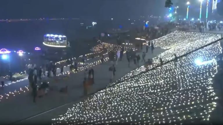 वाराणसी में देव दीपावली पर जले 21 लाख दीपक, दीपों की रोशनी में नहाई दिखी काशी UP Tak