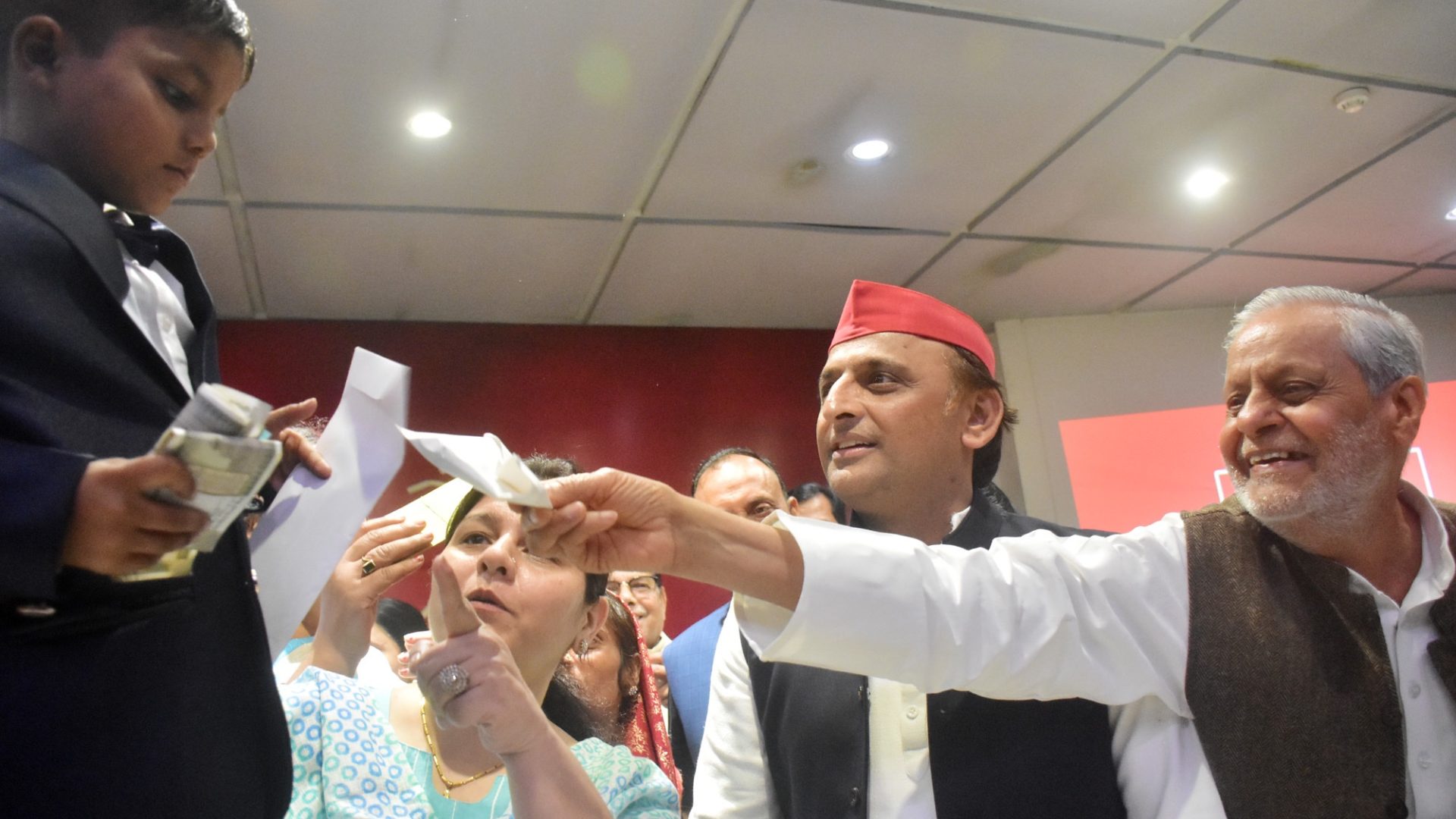 आखिर क्यों अखिलेश यादव की मौजूदगी में लोग इस बच्चे को देने लगे पैसे? जानें कौन हैं ये? UP Tak