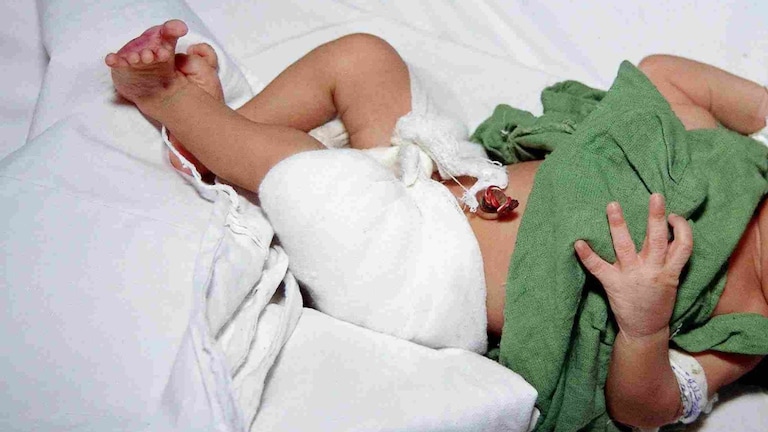 हाथरस: पेट दर्द की शिकायत पर अस्पताल पहुंची किशोरी, शौचालय में दिया बच्ची को जन्म, परिजन हैरान UP Tak