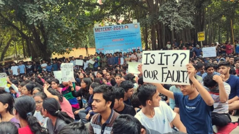 IIT छात्रा के लिए डरावनी थी वो रात, 20 मिनट तक BHU कैंपस में प्रोफेसर के घर छिपी तब बची IIT छात्रा के लिए डरावनी थी वो रात, 20 मिनट तक BHU कैंपस में प्रोफेसर के घर छिपी तब बची