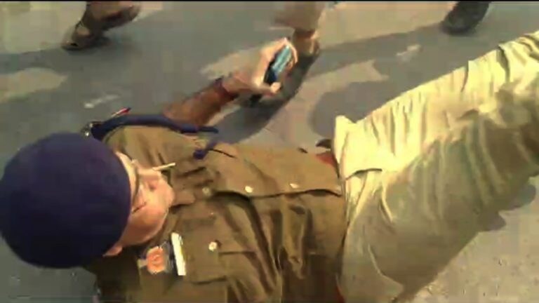 ABVP छात्रों ने एसीपी को घक्का देकर गिराया? कानपुर से आई हैरान करने वाली तस्वीर, हुआ क्या था? ABVP छात्रों ने एसीपी को घक्का देकर गिराया? कानपुर से आई हैरान करने वाली तस्वीर, हुआ क्या था?