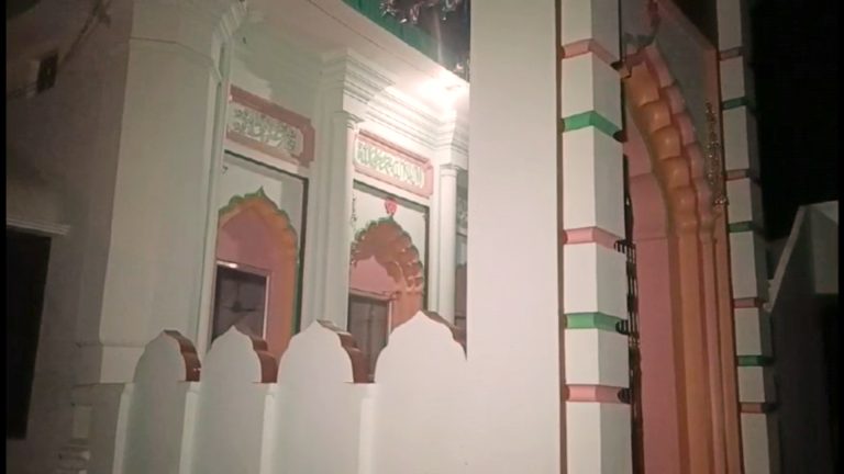 बस्ती: मां लक्ष्मी की प्रतिमा ले जा रहे थे तभी मस्जिद पर गिर गया अबीर, खूब चले पत्थर, जानें